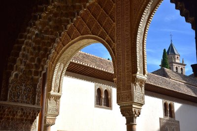 Kunstvolle Stuckarbeiten finden sich in den Nasridenpalästen der Alhambra in Granada.