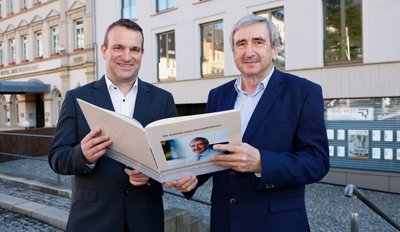 Arnd Pahling (re.) mit seinem Nachfolger Bertram Blümel. Zum Abschied erhielt der Altgeschäftsführer ein besonderes Buch. 