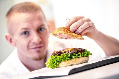 Denis Mushinskiy betreibt den Burger-Laden „My Burger“ an der Stresemannstraße in Plauen. Regionale Zutaten sind ihm wichtig.