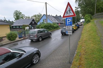 Bis auf das Verkehrsschild "Achtung Kinder" weist nichts auf die etwas versteckt liegende Kita hin. Eine Bürgerinitiative will das ändern.
