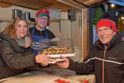 Am Stand des Sportvereins Pulsschlag in Neuhausen wurden Bratwurst und Fettbemmen geboten. Gottfried Menzer ordert seine Bestellung.