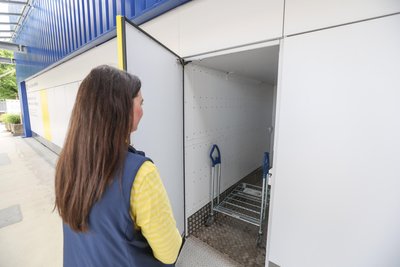 Ein neues Angebot ist die Abholstation, an der Kunden ihre bestellten Möbel 24/7 abholen können.