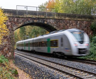 Die wohl um 1852 erbaute Brücke über die Bahngleise an der Diebstraße in Lauenhain ist seit Jahren marode. Abriss und Neubau sind längst beschlossen, doch Baurecht gibt es bisher noch nicht. 