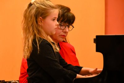Delia Wilken am Klavier mit „Lasst uns froh und munter sein“.