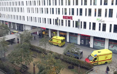 Mehrere Rettungswagen sind am Wall vorgefahren. Der Markt musste geschlossen werden.