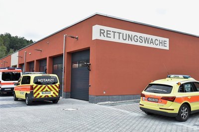 Die Rettungswache befindet sich direkt an der Bundesstraße 283. 13 Fahrzeuge haben in den zwei Hallen Platz.