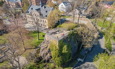 Sieht aus der Vogelperspektive gut aus, muss aber saniert werden: der Schlossfelsen Falkenstein. Vor allem die Aussichtsplattform und die Treppe, die hinauf führt, sind marode. Dieses Jahr sollen die Pläne für die Ertüchtigung vorliegen, nächstes Jahr soll dann gebaut werden. 