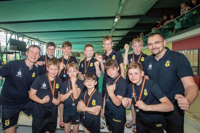 Beim diesjährigen Wasserfloh-Cup für die jüngsten Wasserballer belegte das U-10-Team des SV Zwickau 04 Platz 2. Darüber freuten sich neben den Sportlern auch Trainer Sören Giebner (links) sowie Wasserball-Jugendwart Norman Müller. 