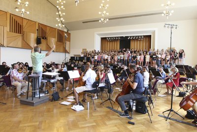 In der Aula des Lessinggymnasiums – hier bei einer Orchesterprobe – findet ein Konzert statt.