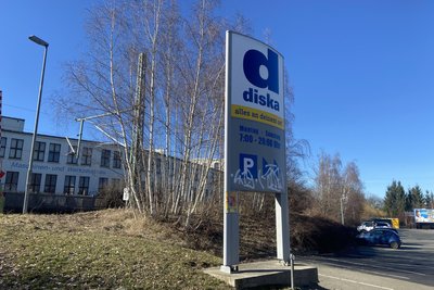 Auf dem Parkplatz des Diska-Marktes an der Schloßstraße steht eine DHL-Paketstation.