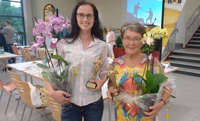 Stefanie Jahn (l., Cheer & Dance Waldheim) und Brigitte Krauß vom TSV Medizin Wechselburg sind mit den Sport-Oscars geehrt worden. Beide hielten sogar kleine Dankesreden. 