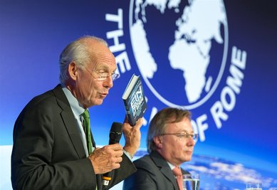 Die Autoren des neuen Berichts an den Club of Rome "Ein Prozent ist genug" Jorgen Randers (links) und Graeme Maxton sprechen am Dienstag in Berlin auf einer Pressekonferenz zur Vorstellung des Berichts.