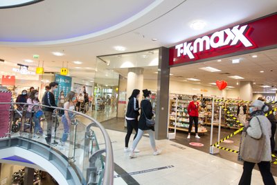 Kunden stürmen die neu eröffnete Filiale von TK Maxx in der Plauener Stadt-Galerie.