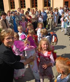 
              <p class="artikelinhalt">Lehrerin Gabriele Görne überreicht die Zuckertüte an Jenny. </p>
            