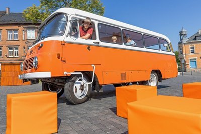 Der Insel-Kino-Bus - hier beim Zwischenstopp auf dem Postplatz in Rodewisch - ist einsatzbereit. Die Werbebeschriftung für das rollende Filmtheater folgt in den nächsten Tagen, kündigt Fahrer Matthias Ditscherlein an. Die robusten Sitzwürfel für drinnen und draußen kommen beim Kinderkino zum Einsatz.