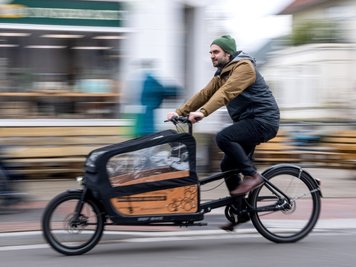 Dieses Bild wird es in diesem Jahr im Leipziger Süden häufiger geben, hier startet im Juli ein Lastenfahrradverleih. Ernst Schäfer ist der Mitbegründer des Lastenradverleihs "Rädchen für alles" in Oldenburg. 