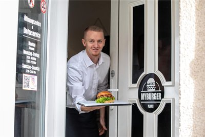 Denis Mushinskiy eröffnete im Oktober 2023 seinen Laden „My Burger“ an der Stresemannstraße.