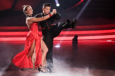 Für Sängerin Kerstin Ott (rechts) – hier mit Profitänzerin Regina Luca in der RTL-Tanzshow Let’s Dance – kann ab heute ebenfalls abgestimmt werden.