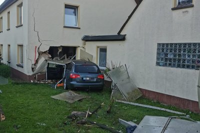 Das Auto beschädigte die Hauswand stark.