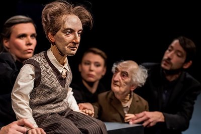 Der junge Helmut Flieg trifft auf sein altes Ich - Stefan Heym. 