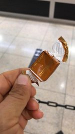 In der Warteschlange stehende Kunden erhielten Süßigkeiten. 