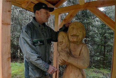 Revierförster Dirk Schönfelder hatte die beschädigten Holzfiguren begutachtet. 