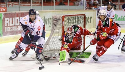 Eispiraten-Torhüter Luka Gracnar (Mitte) stand im Heimspiel gegen Ravensburg unfreiwillig immer wieder im Mittelpunkt.