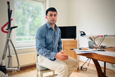 Dmytro Chyhrynov. In seiner leeren Wohnung wirkt er wie die Hauptfigur eines schlechten Films.