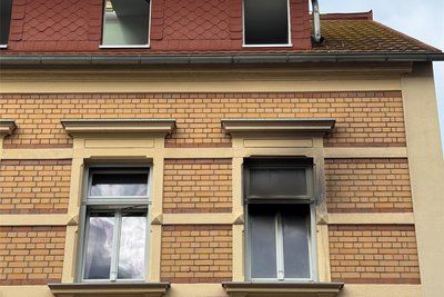 An der Winklerstraße stand eine Küche in Flammen. Brandspuren zeigen sich an der Fassade des Wohnhauses.