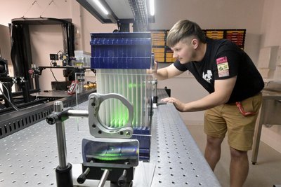 Dominik Becher, Student der Physikalischen Technik, arbeitet im Institut an der Filterprüfanlage.