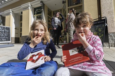 Eine kleine süße Aufmerksamkeit zum Frauentag? Alma (8) aus Walthersdorf und Nele-Grace (6) aus Annaberg (r.) sitzen vorm Tee-Laden in der Kreisstadt – hinten ihre Mütter Anna Lisa Gross und Rebekka Sacher (r.).