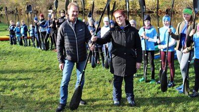Führungswechsel beim KSV Flöha: Christian Rößler (l.) übergibt symbolisch das Paddel an die neue Vereinsvorsitzende Anette Götze. Die Verabschiedung fand zum traditionellen Abpaddeln des KSV statt. 