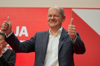 Daumen hoch für Scholz als Kanzlerkandidaten: Verteidigungsminister Boris Pistorius verzichtet bei der K-Frage und gibt Scholz den Vorzug.