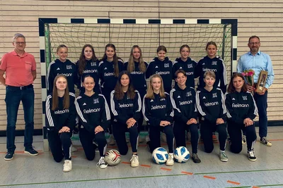 Fahren optimistisch nach Berlin: die Fußball-Mädels des Cottagymnasium in ihrem neuen Outfit.