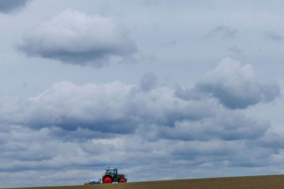 Launig zeigt sich das Wetter zum Start in die neue Woche - auf heiteres Wetter folgen am Montag vermehrt Wolken und Regenschauer. (Symbolbild)
