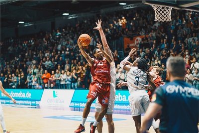 Die Niners um Gerald Robinson lieferten sich mit Heidelberg einen harten Kampf. Am Ende siegten sie 67:64. 