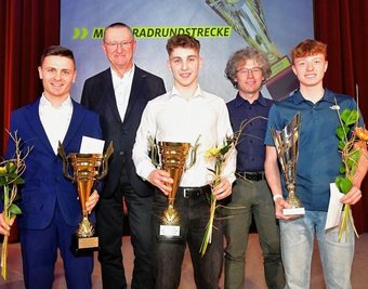 Von Peter Weidinger (hinten links), Vorstand Sport des ADAC Sachsen, und Steve Jenkner, dem Rennsportbeauftragten des ADAC (hinten rechts), erhielten Max Enderlein, Marvin Siebdrath und der Vogtländer Dustin Schneider (vorn von links) die Pokale für ihre Erfolge 2022. 