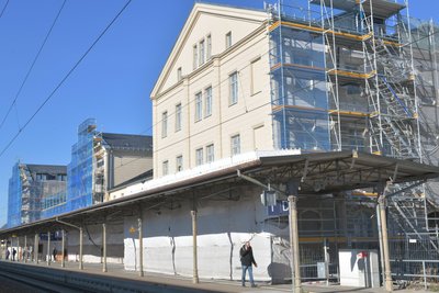 Am Gleis 1 ist das erste Gerüst an einem Gebäude der Baustelle Bahnhof Freiberg gefallen. Zur Zukunft des Projektes haben Stadträte zahlreiche Fragen an Landrat Sven Krüger.