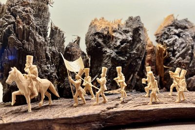Ein kleiner Ausschnitt der 1994 von Harry Schmidt geschnitzten Bergparade, bei der eine Figur nur etwa 1,8 Zentimeter groß ist.