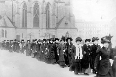 Die Geschichte der Frauenbewegung reicht bis ins 19. Jahrhundert. Hier ein Demonstrationszug in Berlin anlässlich des ersten Internationalen Frauentages (Foto vom 19. März 1911).