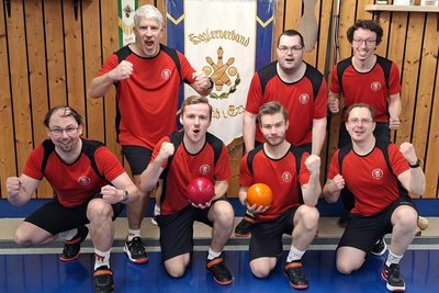 Der Lößnitzer SV feiert den Aufstieg in die 1. Bezirksklasse. Im Bild (h.v.l.) Tino Bernhardt, Tom Schettler, Daniel Schubert sowie (v.v.l.) Daniel Gliemann, Pascal Reimann, Lukas Tetzner und Matthias Bogieczyk.