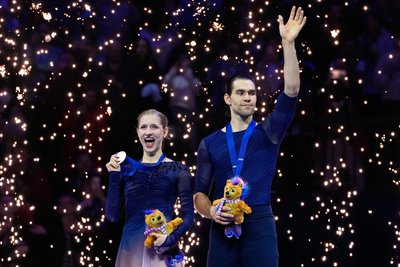 Gold für das Eiskunstlauf-Paar: Minerva Hase und Nikita Volodin haben die Weltmeisterschaft gewonnen. Holen sie jetzt auch bei der Goldenen Henne Edelmetall?