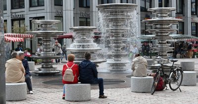 Bis zu 2,80 Meter hoch sind die Säulen, aus denen das Wasser läuft - maximal eine Minute, dann erfolgt ein Wechsel.
