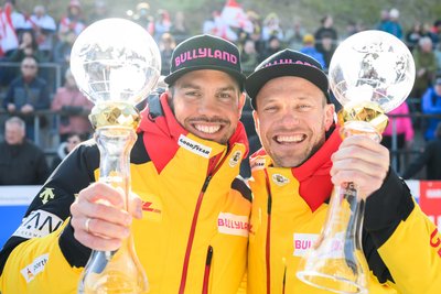 Tobias Wendl (l) und Tobias Arlt durften schon über ihre Kristallkugeln für den Gesamt-Weltcupsieg im Rodel-Doppelsitzer jubeln.