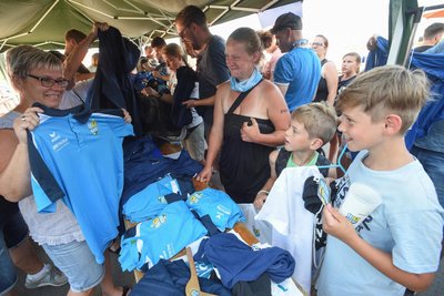 Trikots der Himmelblauen waren beim Flohmarkt am Samstag begehrt.