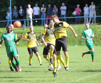 Der Planitzer Sebastian Pech klärt den Ball aus dem eigenen Strafraum. Beim unglücklichen 1:1 konnte er nicht mehr eingreifen. 