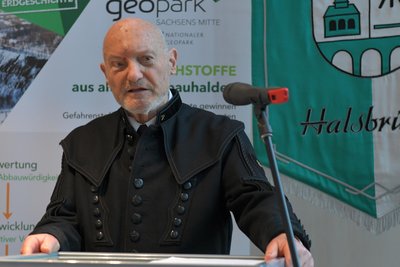 Manfred Bayer hat den Halsbrücker Teil seiner Lagerstättensammlung zum Freiberger Revier der Gemeinde Halsbrücke geschenkt. Die 83 Stücke werden jetzt im Rathaus präsentiert.
