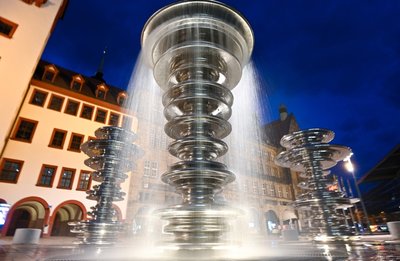 Der neue Marktbrunnen vor dem Rathaus ist derzeit das Fotomotiv schlechthin in Chemnitz. Das Wasser läuft hier täglich von 10 bis 22 Uhr in einem bestimmt Rhythmus über die vier Stelen, rundherum gibt es auch Sitzgelegenheiten. Von 20 bis 22 Uhr ist das Kunstwerk beleuchtet. 
