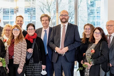 Empfang in der französischen Botschaft in Berlin. Schulleiter Lutz Niepold und Französisch-Lehrerin Katrin Greis-Bücherl (von rechts) waren wie Vertreter weiterer sächsischer Schulen sowie Kultusminister Christian Piwarz (Mitte) Gast von Botschafter François Delattre (hinten zweiter von links).