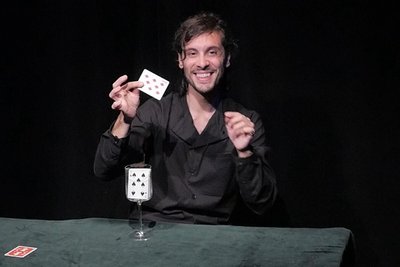 Alfonso Rituerto, hier mut einem Kartentrick, ist einer der führenden Köpfe hinter dem Geheimen Theater in Leipzig.